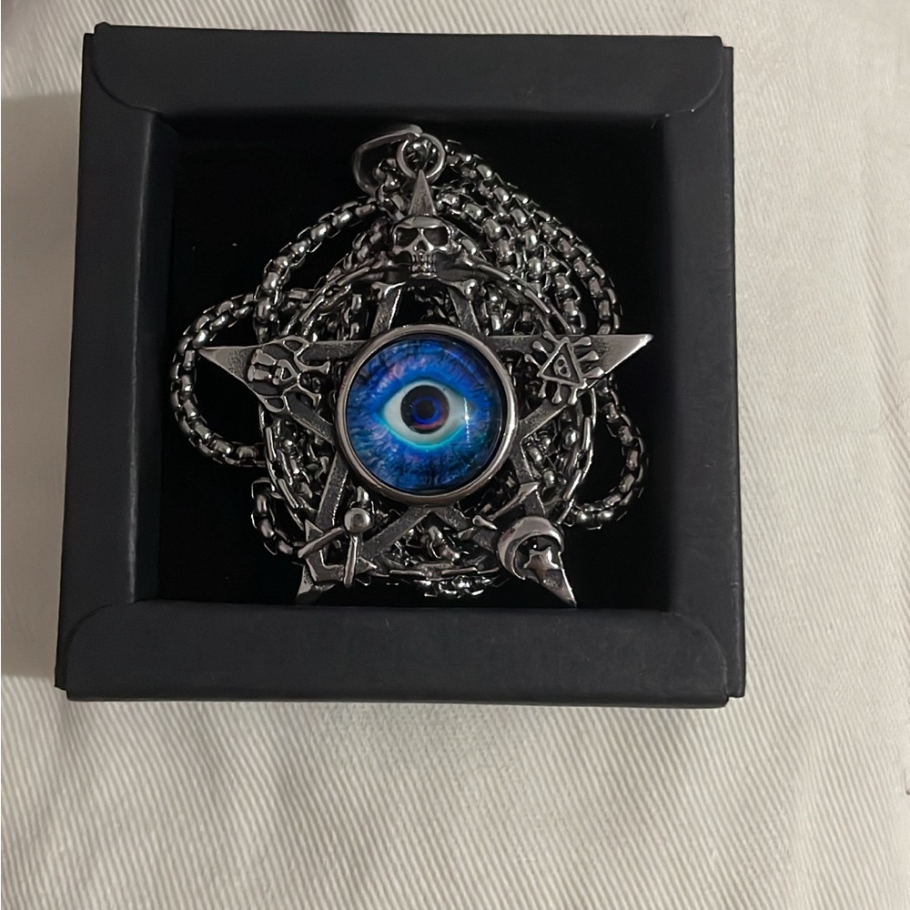Steel necklace with star pendant and blue pirate skull for men and women.